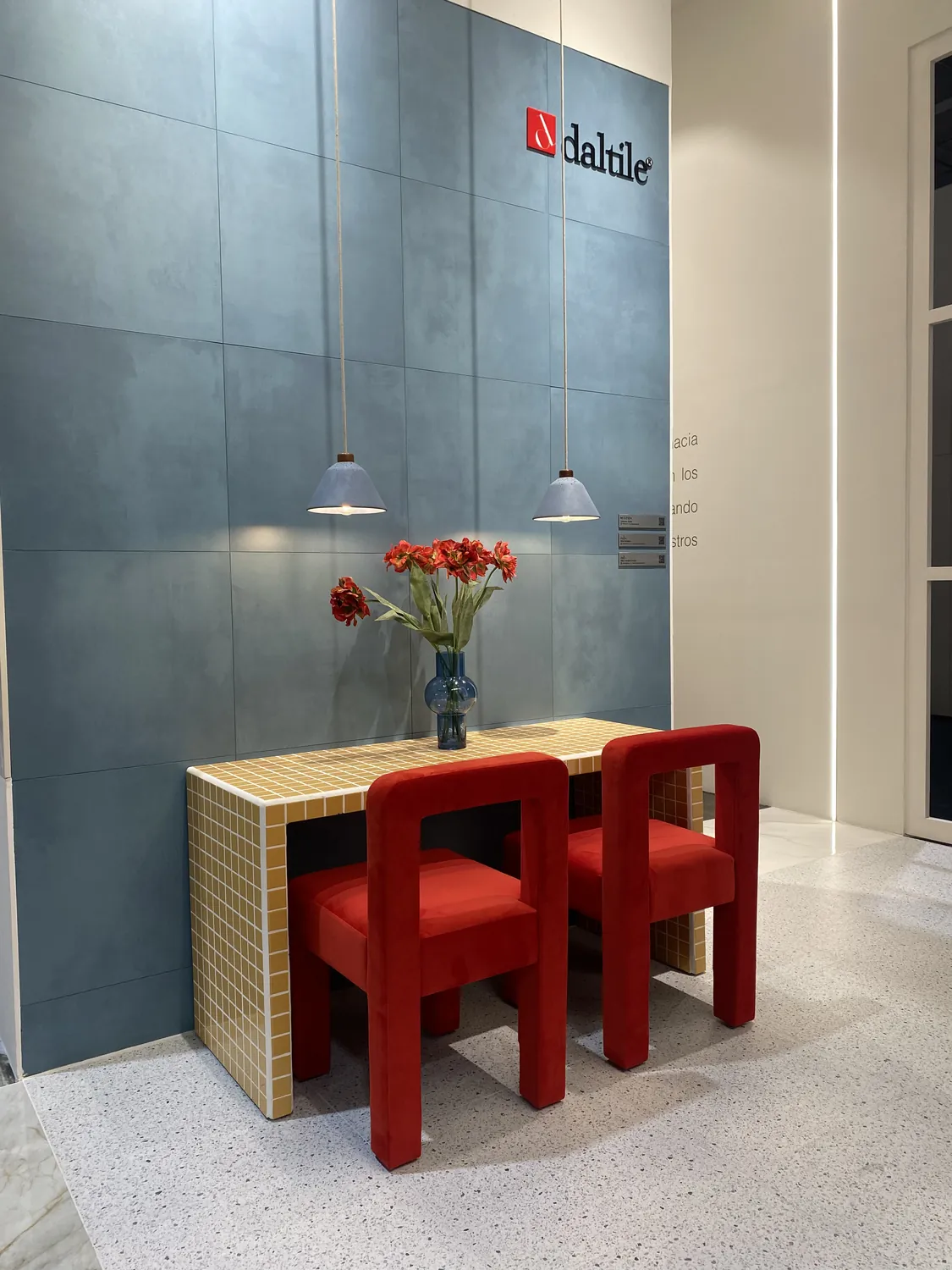 Sillas rojas Chakra Studio para Daltile en Obra Blanca